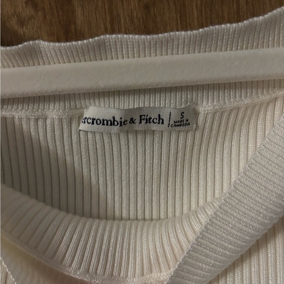 NWOT Abercrombie off-the-shoulder sweater - Picture 3 of 3